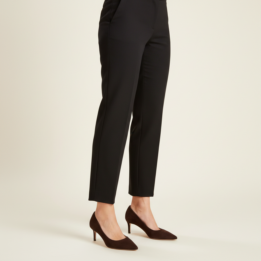 Décolleté Isabella Ferrante Petraio in camoscio cacao con tacco stiletto 55 mm indossate con pantaloni neri