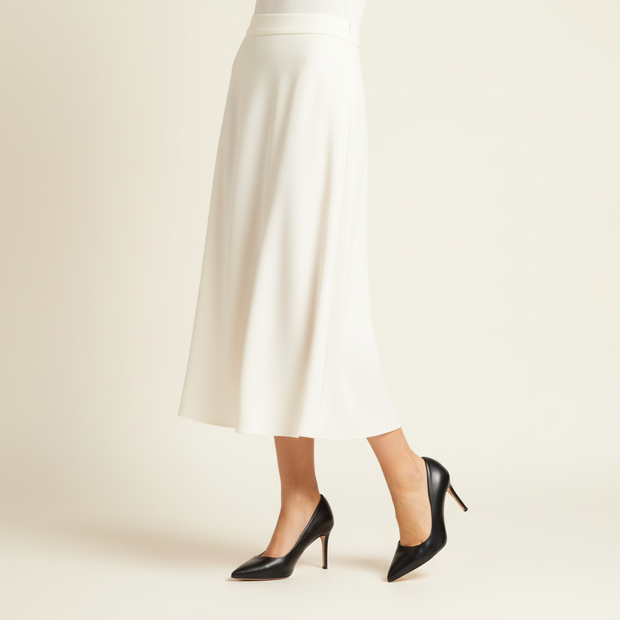 Décolleté in nappa nera Isabella Ferrante con tacco a stiletto indossate con una gonna midi bianca