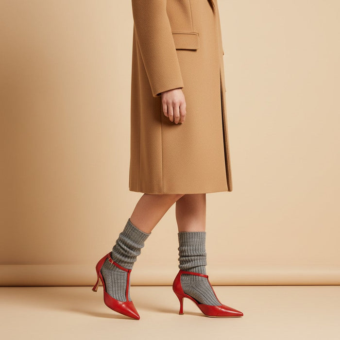 T-bar Partenope in nappa rossa con tacco a rocchetto indossata, scarpe rosse tendenza autunno 2026