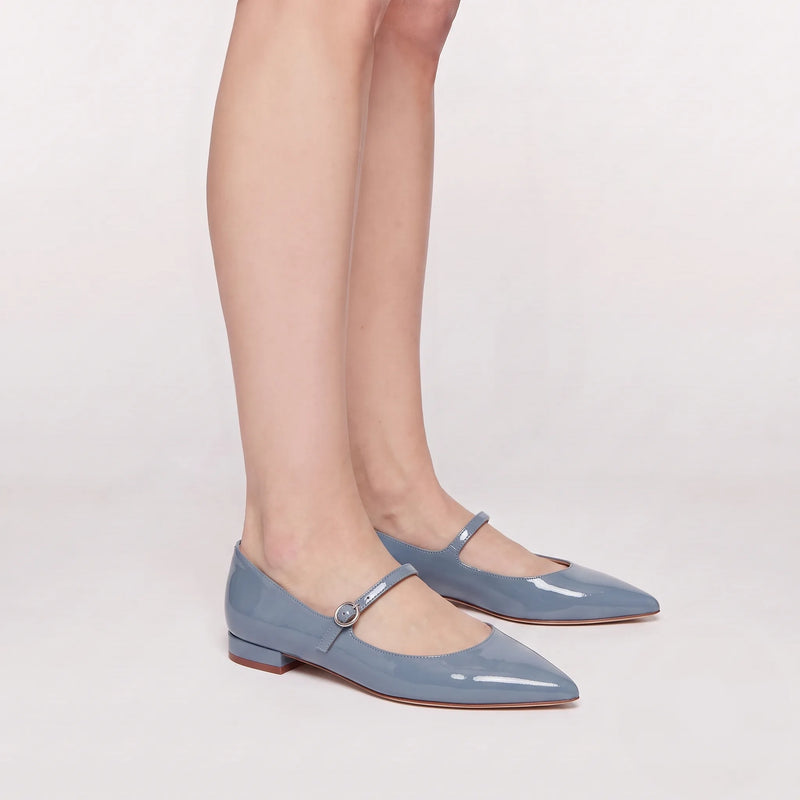 Ballerina mit himmelblauem Satinriemen, Futter in Fondant, spitzer Zehenkappe, 2cm Absatz