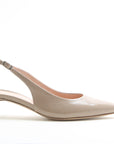 Slingbacks aus Nappaleder in Sand und mit rosafarbenem Futter, 35 mm Kitten-Heel