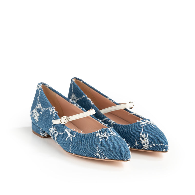 Ballerina mit himmelblauem Satinriemen, Futter in Fondant, spitzer Zehenkappe, 2cm Absatz