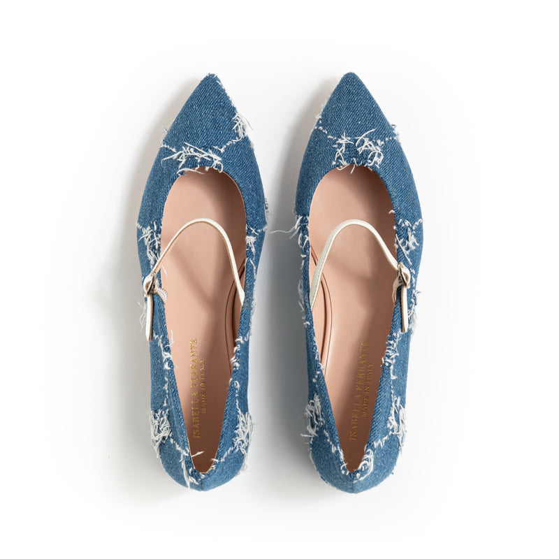 Ballerina mit himmelblauem Satinriemen, Futter in Fondant, spitzer Zehenkappe, 2cm Absatz