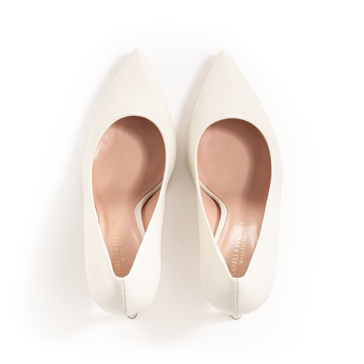Décolleté Isabella Ferrante Chiaia in nappa off white con tacco a stiletto da 70 mm e punta sfilata, dettaglio della lavorazione
