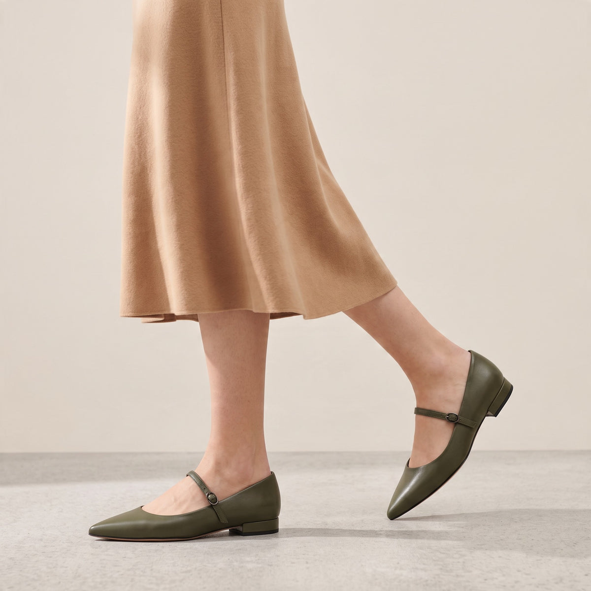 Ballerina Mergellina in nappa verde loden, indossata