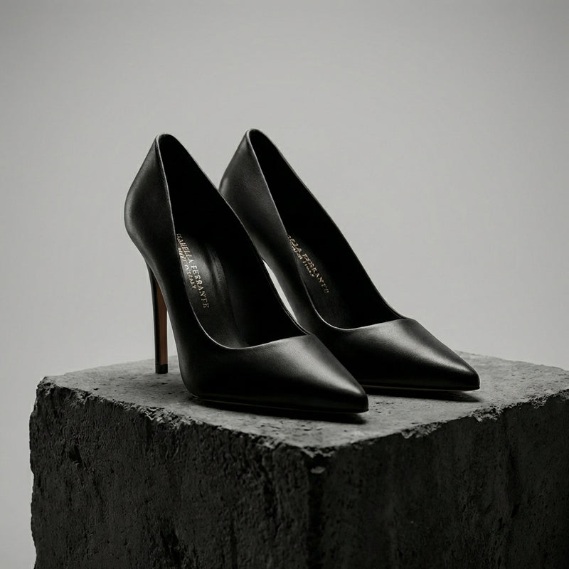 Klassische schwarze Lederpumps mit 100-mm-Stilettoabsatz