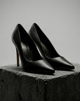 Klassische schwarze Lederpumps mit 100-mm-Stilettoabsatz