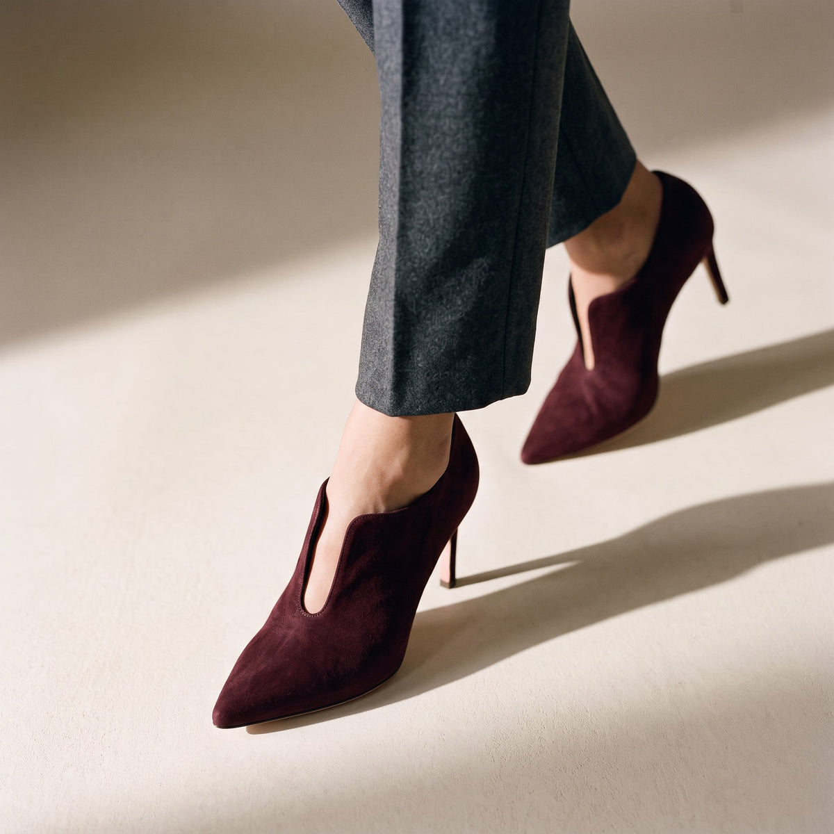 Décolleté accollata Isabella Ferrante Chiaia in camoscio bordò indossata con pantalone grigio, stiletto 70 mm