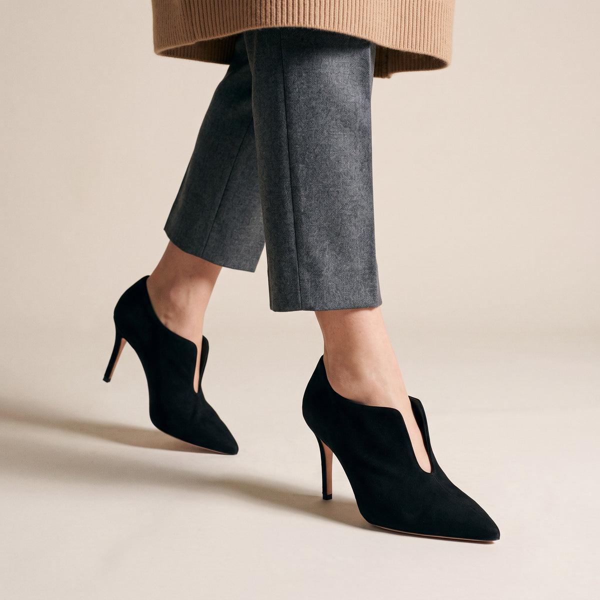 Décolleté accollata Isabella Ferrante Chiaia in camoscio nero indossata con pantalone grigio, stiletto 70 mm