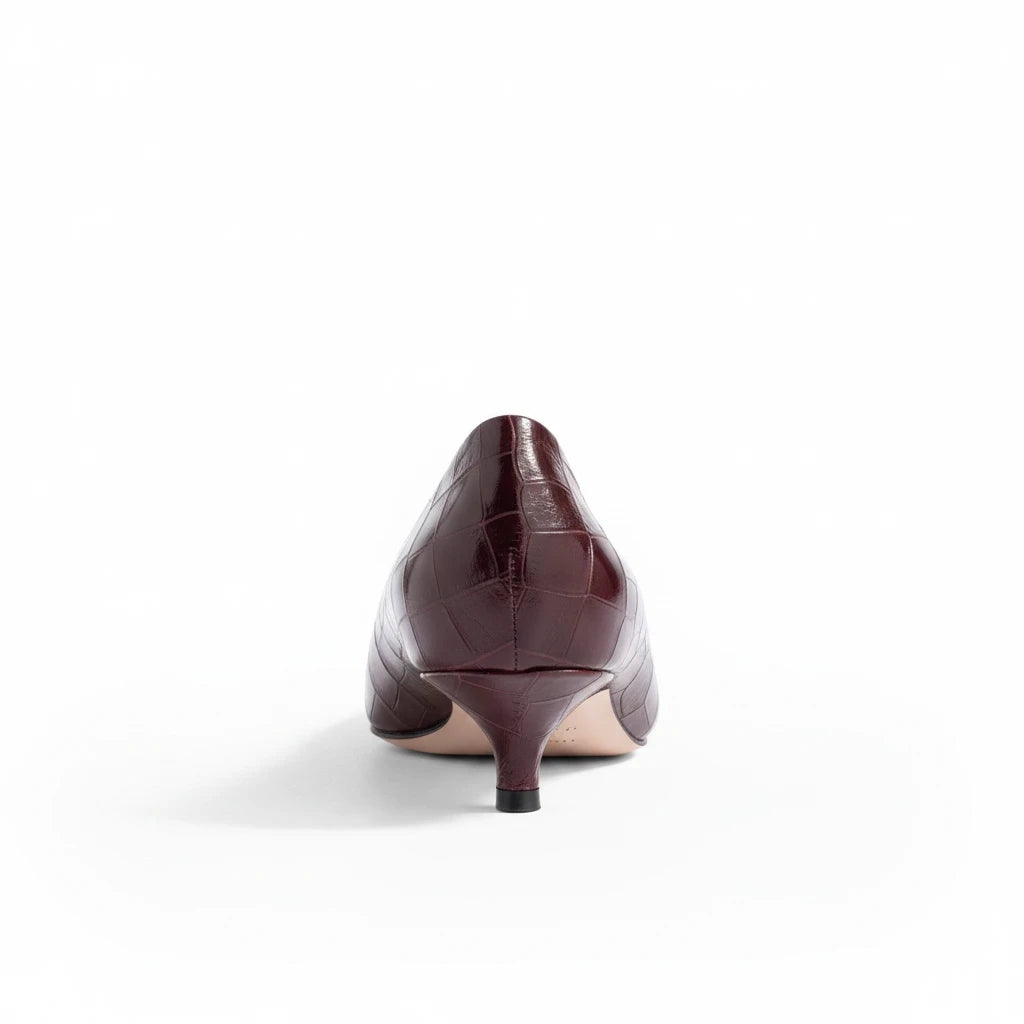 Décolleté Isabella Ferrante Petraio bordeaux in pelle stampa coccodrillo con tacco a rocchetto da 30 mm, vista posteriore
