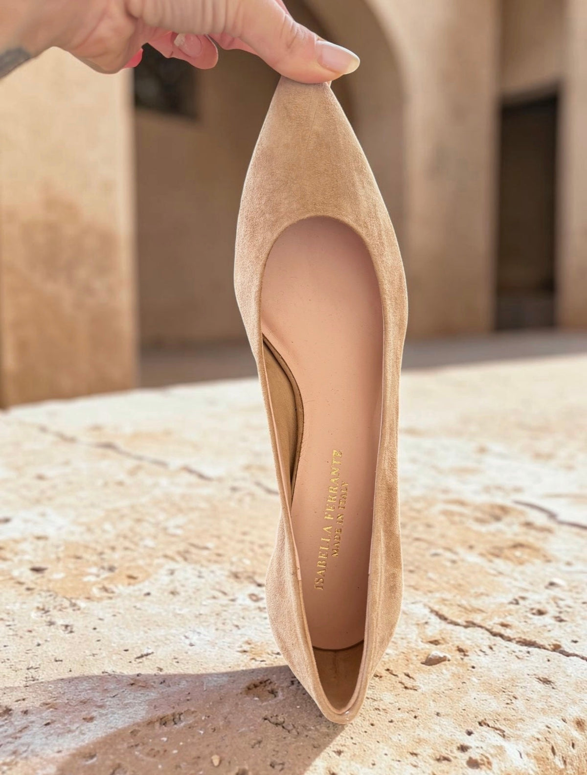 Décolleté Isabella Ferrante in camoscio beige sfoderato con tacco a rocchetto da 55 mm e punta sfilata
