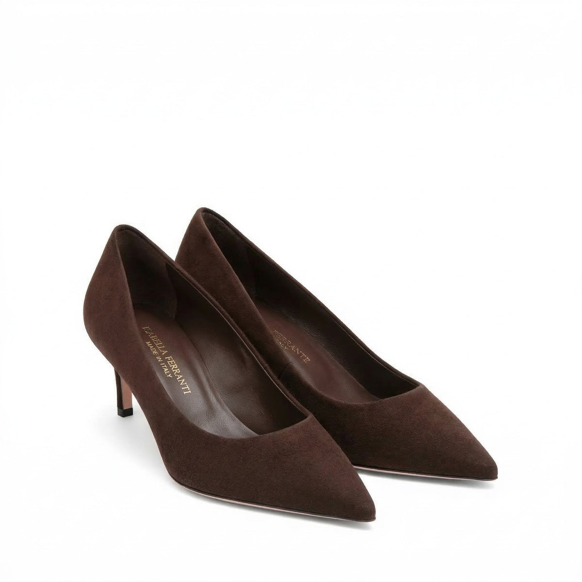 Décolleté Isabella Ferrante a punta in camoscio color cacao con tacco stiletto da 55 mm e finitura opaca.