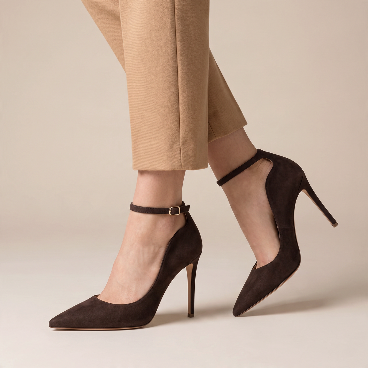 Décolleté Caracciolo in camoscio moro con cinturino, tacco stiletto 100 mm, foto 2 di 4