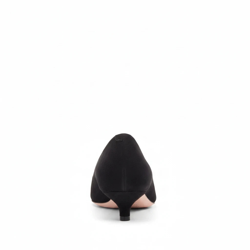 Décolleté Isabella Ferrante Petraio in camoscio nero con tacco stiletto 30mm, vista posteriore su fondo bianco