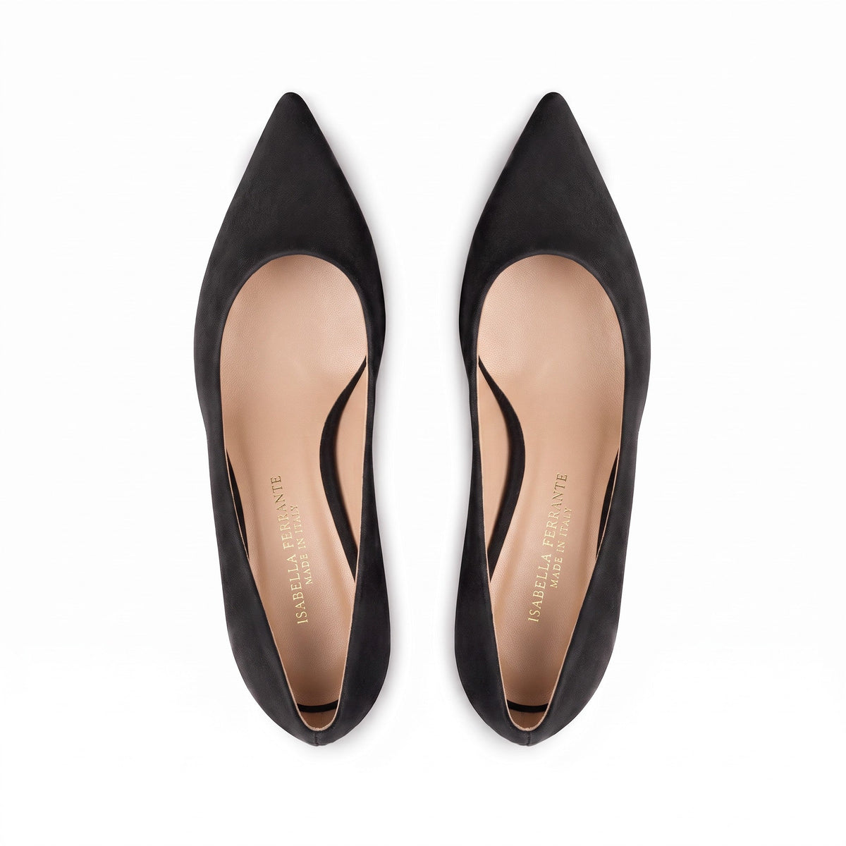 Décolleté Isabella Ferrante Petraio in camoscio nero con punta sfilata, tacco stiletto 30mm e interno in pelle cipria.