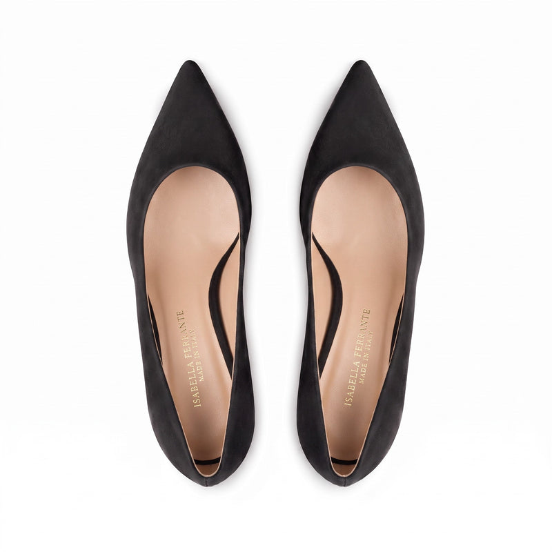 Décolleté Isabella Ferrante Petraio in camoscio nero con punta sfilata, tacco stiletto 30mm e interno in pelle cipria.