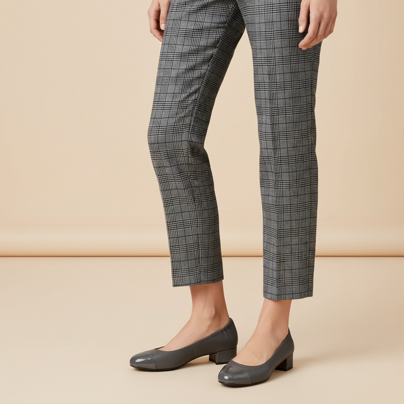 Décolleté Isabella Ferrante Petraio in nappa e vernice grigio ardesia con tacco a blocco 55mm indossate