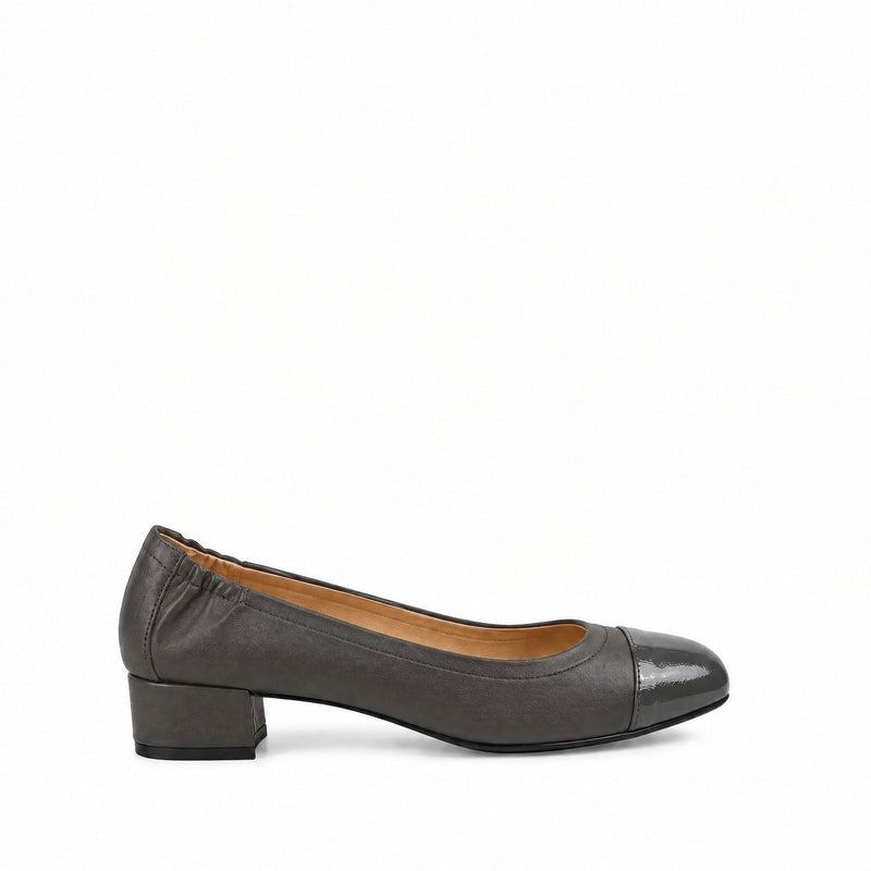 Décolleté Isabella Ferrante Petraio in nappa e vernice grigio ardesia con tacco a blocco da 55 mm e punta tonda