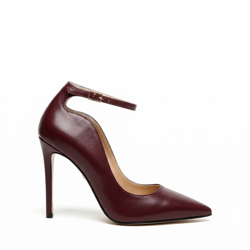 Décolleté Isabella Ferrante in nappa bordò con punta sfilata, cinturino alla caviglia e tacco a stiletto da 100mm.