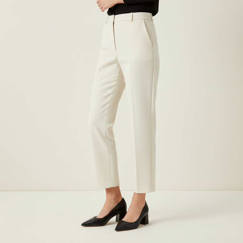 Décolleté Isabella Ferrante in nappa nera con tacco a blocco da 55 mm indossate con pantaloni chiari