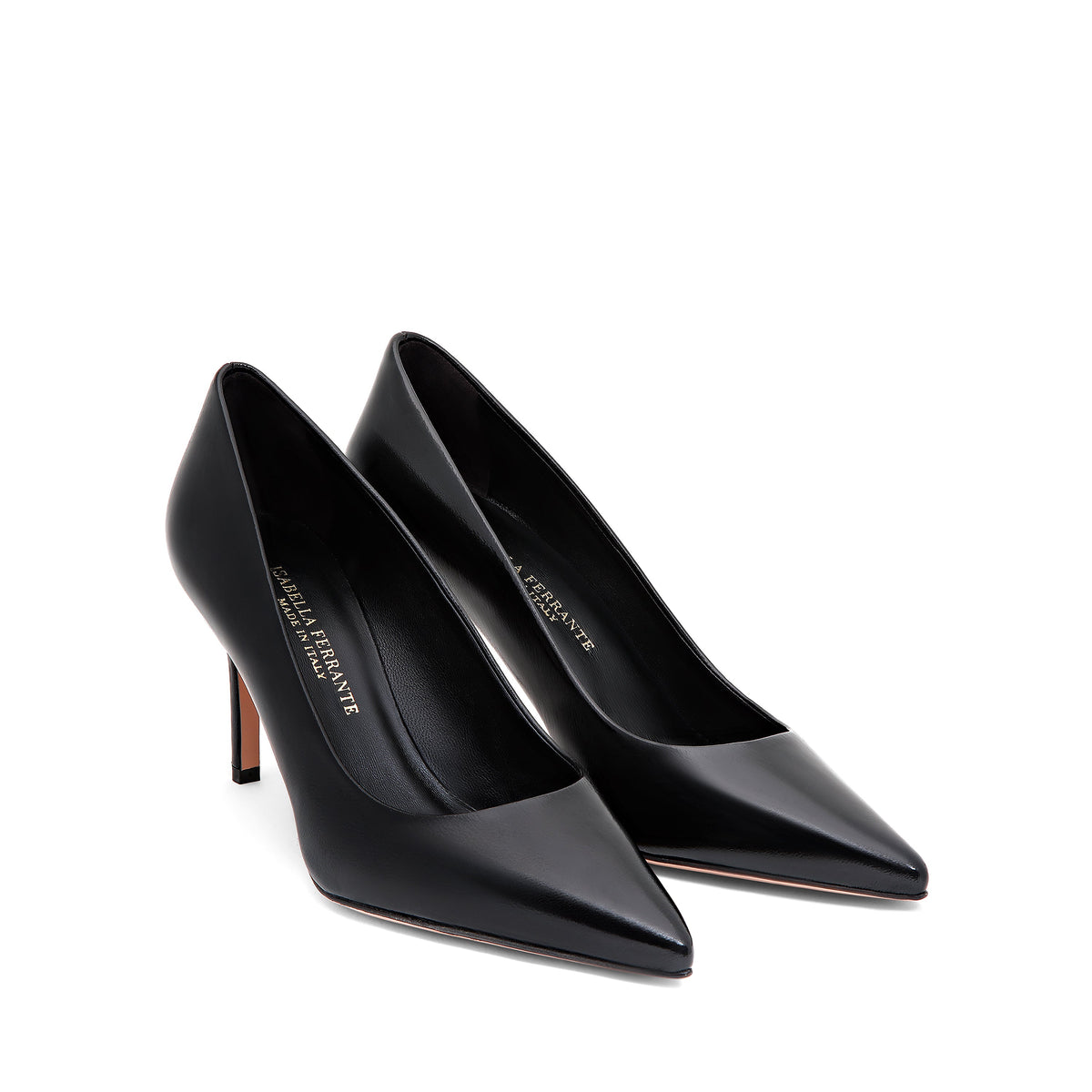 Décolleté Isabella Ferrante a punta in nappa nera lucida con tacco a stiletto da 70 mm e suola in cuoio toscano.