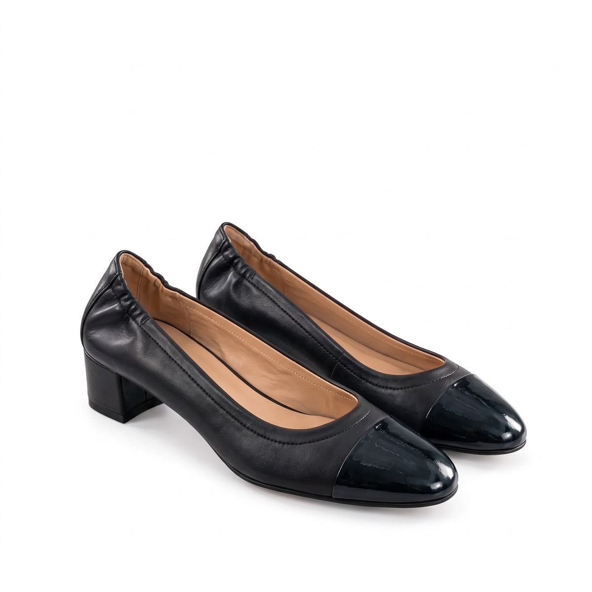 Décolleté Isabella Ferrante Petraio in nappa nera con punta in vernice, tacco a blocco 55mm ed elastico al tallone.