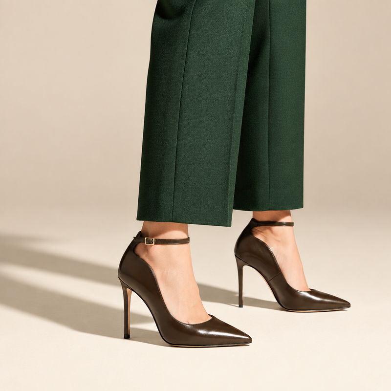 Décolleté Isabella Ferrante Caracciolo in nappa color olmo con tacco stiletto 100mm e cinturino alla caviglia