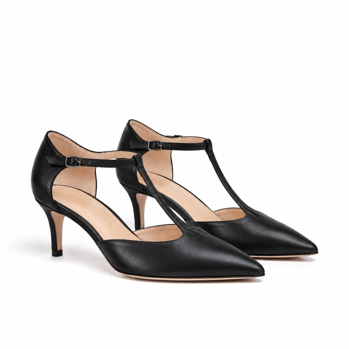 Scarpe T-bar Isabella Ferrante Petraio in nappa nera con punta sfilata, cinturino sottile e tacco a stiletto da 50 mm, dettaglio della lavorazione