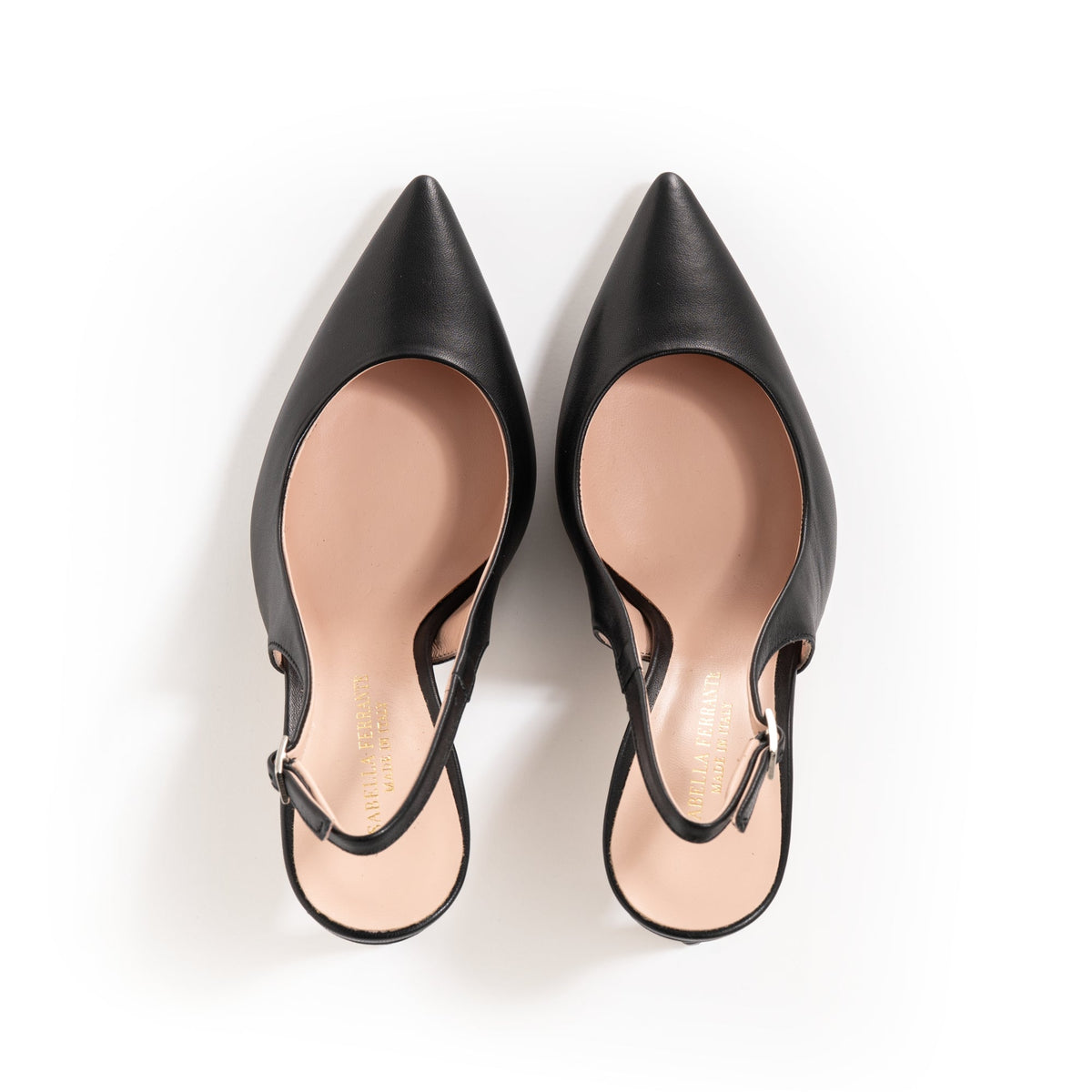 Slingback Isabella Ferrante in nappa nera con punta sfilata, tacco 70mm e fodera interna rosa su sfondo bianco