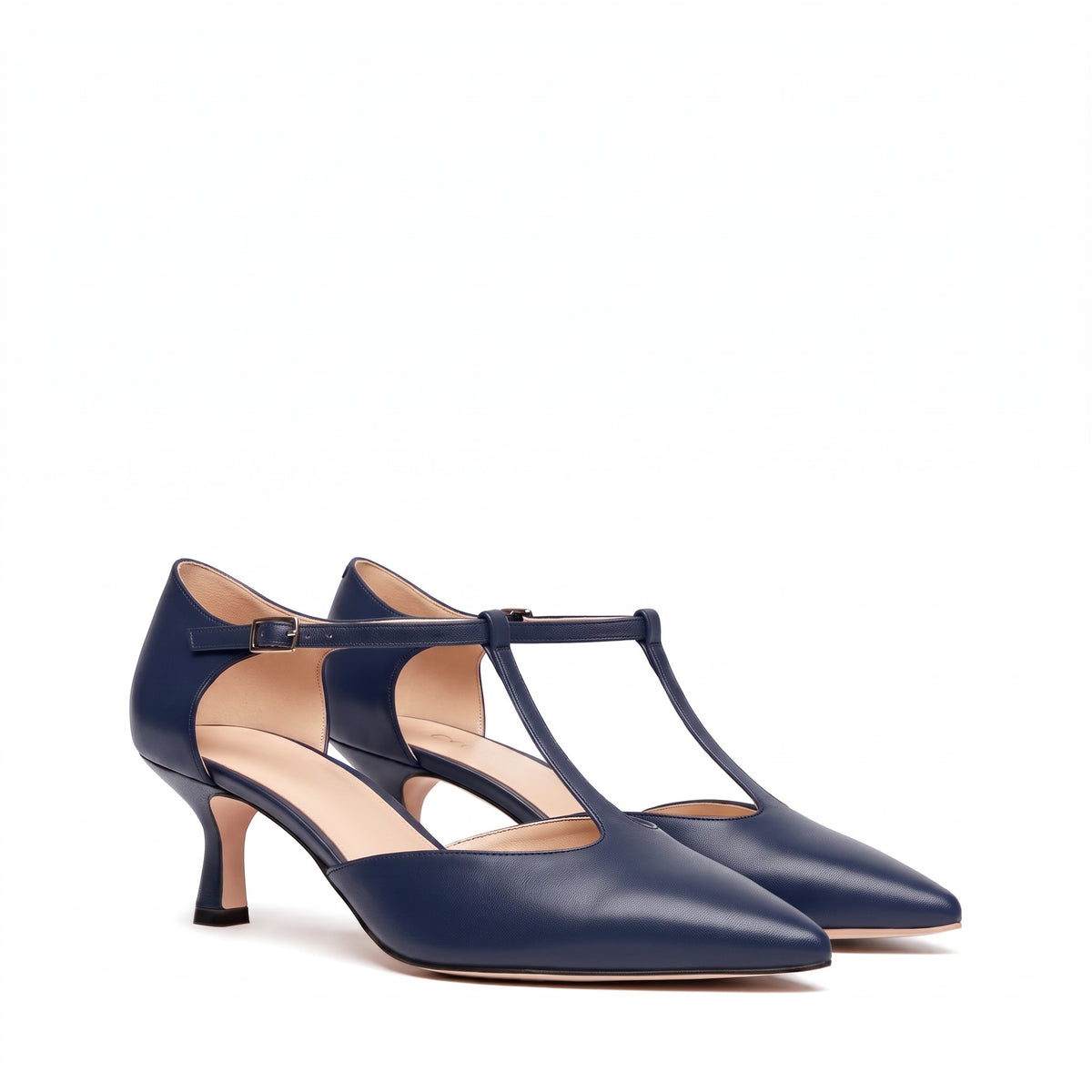 Scarpa T-bar Isabella Ferrante Petraio in nappa blu con cinturino verticale, dettaglio della lavorazione