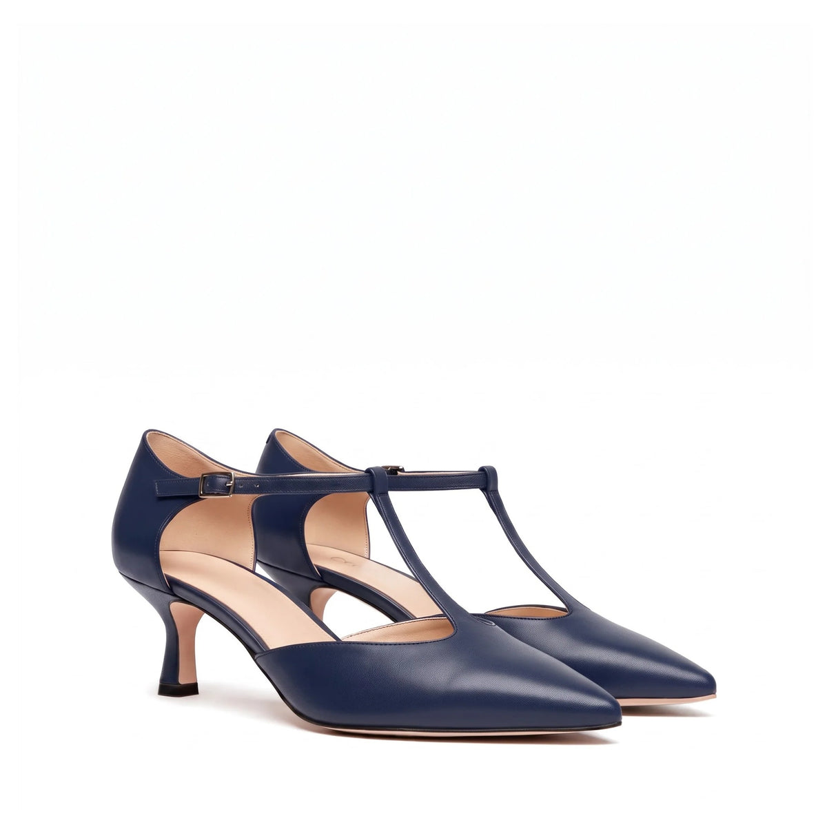 Scarpa T-bar Isabella Ferrante Petraio in nappa blu con cinturino verticale, dettaglio della lavorazione